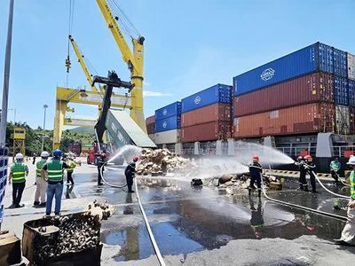 Cảng Đà Nẵng hỗ trợ xử lý sự cố cháy container trên tàu của Cosco