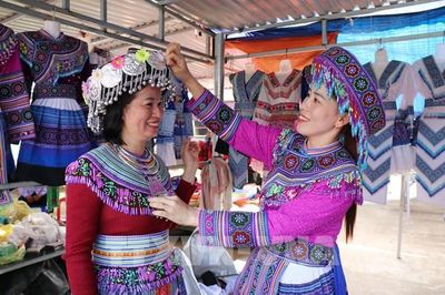 Cận cảnh khu chợ độc lạ của người Mông giữa Tây Nguyên đại ngàn