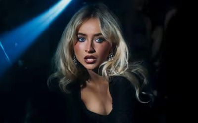 Sabrina Carpenter khoe vẻ quyến rũ với bodysuit xuyên thấu