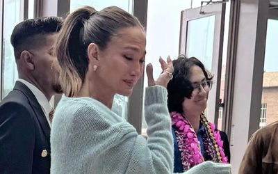 Jennifer Lopez bật khóc trong lễ tốt nghiệp của con trai