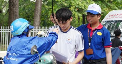 TPHCM: Hơn 142.000 thí sinh 'đội mưa' đến trường làm thủ tục dự thi tốt nghiệp THPT