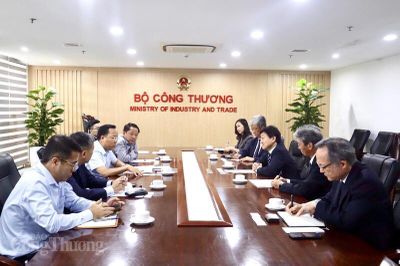 Thứ trưởng Nguyễn Hoàng Long làm việc với lãnh đạo Công ty MOECO