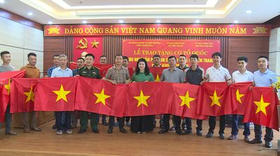 Trao 3.000 lá cờ Tổ quốc cho ngư dân phường Sầm Sơn và xã Tiên Trang