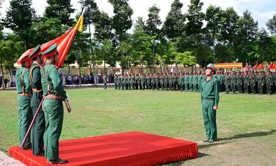 Thiếu tướng Huỳnh Văn Ngon, Phó Chính ủy Quân khu 9 dự lễ tuyên thệ chiến sĩ mới tại Trung đoàn 892