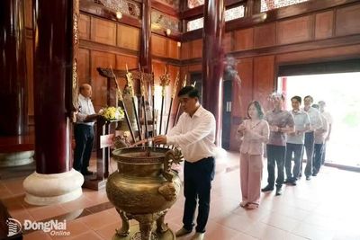 Phó Chủ tịch UBND thành phố Hồ Văn Hà dâng hương Đền thờ Liệt sĩ Xuân Lộc
