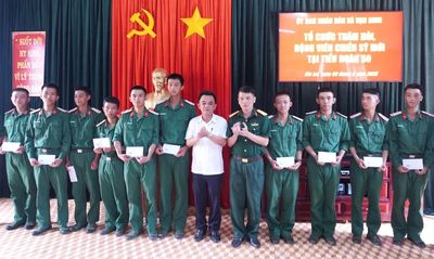Lãnh đạo xã Vạn Ninh thăm, động viên các chiến sĩ mới