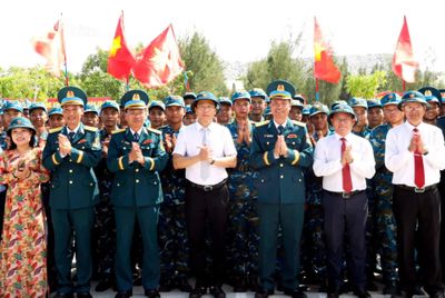 Phó Bí thư Tỉnh ủy, Chủ tịch Ủy ban MTTQ Việt Nam tỉnh Nguyễn Khắc Hà dự lễ tuyên thệ chiến sĩ mới tại Trung đoàn Pháo phòng không 591