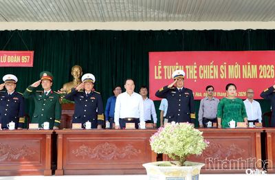Phó Bí thư Thường trực Tỉnh ủy Hồ Xuân Trường dự Lễ tuyên thệ chiến sĩ mới tại Lữ đoàn 957