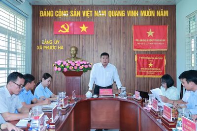 Trưởng Ban Tuyên giáo và Dân vận Tỉnh ủy Võ Hoàn Hải làm việc với Ban Thường vụ Đảng ủy xã Phước Hà