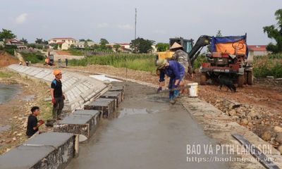 Nước rút kè bờ sông