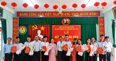 Ươm mầm tương lai từ những 'hạt giống đỏ'
