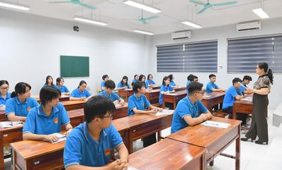 Thí sinh đến các điểm thi làm thủ tục thi tốt nghiệp THPT năm 2026