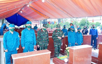 Lấy mẫu hài cốt liệt sĩ chưa xác định thông tin tại Nghĩa trang Liệt sĩ xã Mèo Vạc