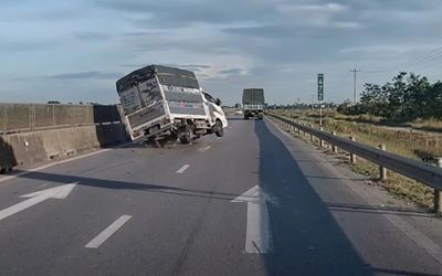 Xe tải loạng choạng giữa cao tốc vì nổ lốp