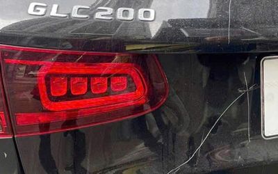 Đề nghị truy tố người phụ nữ đập phá, cào xước xe Mercedes GLC 200 ở Hà Nội