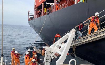 Cứu sống thuyền viên Philippines nghi tai biến giữa hành trình trên biển Khánh Hòa