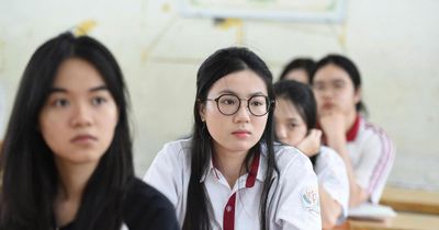 Nụ cười xen lẫn hồi hộp của các sĩ tử trước giờ 'G' thi tốt nghiệp THPT 2026