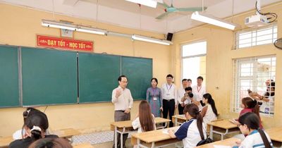 Bộ trưởng Hoàng Minh Sơn thị sát phòng thi tốt nghiệp THPT 2026