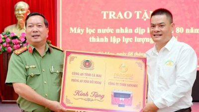 Nanomic trao tặng máy lọc nước cho lực lượng Công an tại Cà Mau