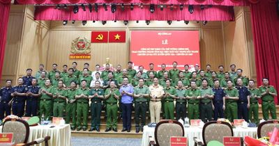Trao thưởng thành tích xuất sắc triệt phá đường dây ma túy xuyên quốc gia