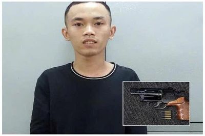 Mang súng đi dạo phố, gặp ngay tổ tuần tra