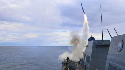 Mỹ và Iran leo thang quân sự tại eo biển Hormuz