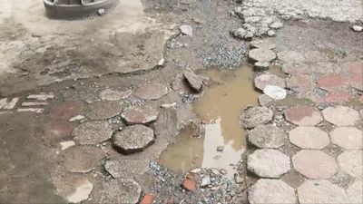 Vỉa hè đường Nguyễn Hoàng không đảm bảo an toàn