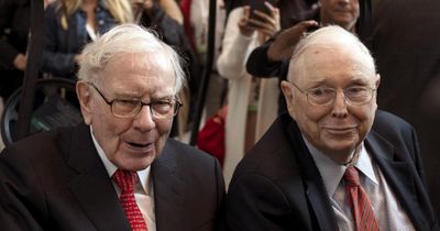 Giải mã khoảng cách tài sản giữa Warren Buffett và Charlie Munger: Sức mạnh của lãi kép và sự kỷ luật