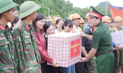 Thượng tướng Trương Thiên Tô, Phó Chủ nhiệm Tổng cục Chính trị thăm, động viên lực lượng tham gia xây dựng các trường phổ thông nội trú liên cấp