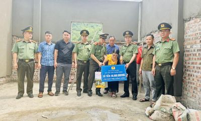Công an tỉnh thăm, tặng quà hỗ trợ kinh phí xây dựng nhà ở cho hộ gia đình khó khăn