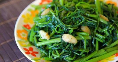 Mẹo xào rau muống xanh ngát, giòn ngon, để lâu không thâm xỉn