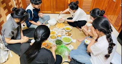 Hành động ấm lòng mùa thi tốt nghiệp THPT: Người phụ nữ ở Hà Nội nấu cơm, đón hơn 70 thí sinh ở miễn phí