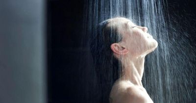 Tắm muộn sau 22h: Thói quen tưởng vô hại nhưng có thể kích hoạt đột quỵ