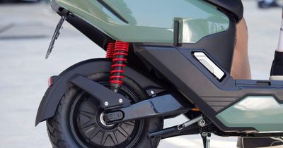 Nữ chủ nhân xe máy điện Honda ICON e: chia sẻ thật sau thời gian trải nghiệm: Cốp rộng, phanh CBS an toàn, di chuyển nhẹ, êm nhưng...