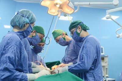 Cắt khối ung thư xâm lấn rộng, bảo tồn chức năng tiết niệu cho người bệnh