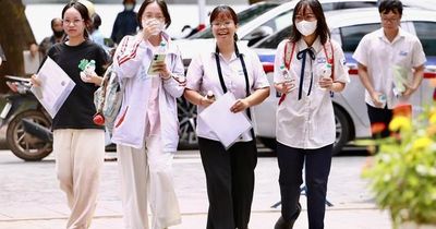 Thí sinh rạng rỡ đi làm thủ tục dự thi tốt nghiệp THPT năm 2026
