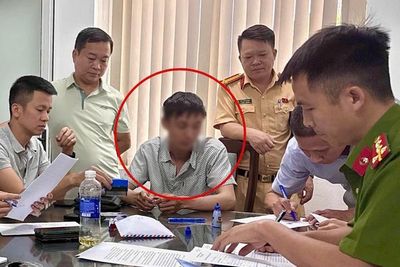 Hà Nội: Thí sinh giấu camera cúc áo, tai nghe siêu nhỏ để gian lận thi bằng lái xe