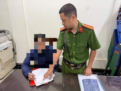 Phạt người phụ nữ bán 10 chiếc bánh rán giá 430.000 đồng cho khách nước ngoài