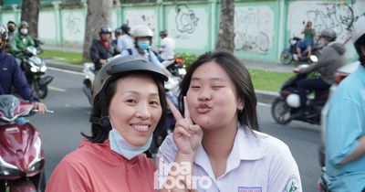 Ngày đầu kỳ thi tốt nghiệp THPT năm 2026: Phụ huynh giấu âu lo làm 'trụ cột'