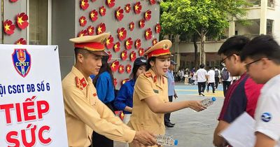 Cảnh sát giao thông Hà Nội đồng hành cùng hơn 127.000 sĩ tử trong ngày thi đầu tiên