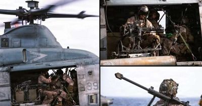 Xạ thủ trực thăng UH-1Y Mỹ luyện bắn tỉa giữa vùng biển Trung Đông