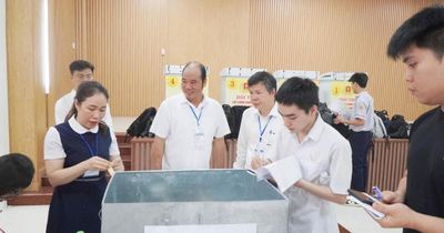 Huế: Bố trí thùng cất giữ điện thoại cho thí sinh trước khi vào phòng thi
