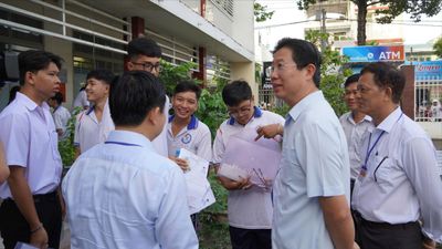 Lãnh đạo Đồng Tháp động viên thí sinh trước giờ thi tốt nghiệp THPT