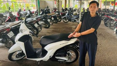 Bắt nghi phạm lấy trộm xe máy khi chủ xe ngủ gục trên vỉa hè ở TP.HCM
