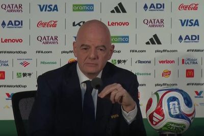Chủ tịch FIFA kêu gọi tất cả bình tĩnh, sẵn sàng lái xe chở tuyển Iran dự World Cup
