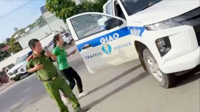 Thí sinh xin đi vệ sinh rồi mang điện thoại vào phòng thi