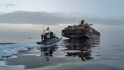 Iran tấn công 18 mục tiêu Mỹ và đóng cửa eo biển Hormuz