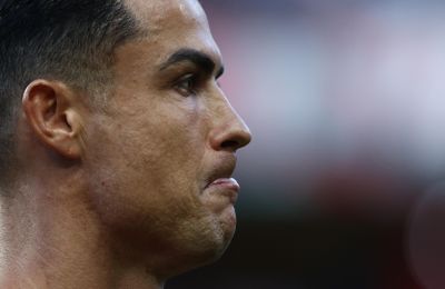 Vẻ mặt Ronaldo nói lên tất cả sau sự cố của Mendes