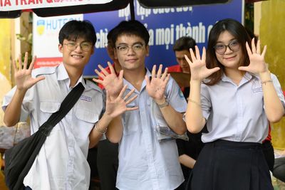 Thí sinh tạo dáng '10 điểm' sau bài thi môn Văn tốt nghiệp THPT