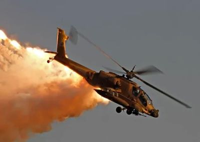 UAV Iran đâm thủng buồng lái Apache, mắc kẹt giữa hai phi công Mỹ